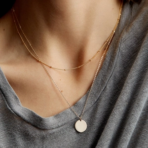 Ensemble de colliers superposés en acier inoxydable doré avec perles et pendentif disque