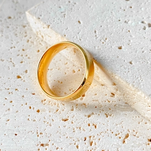 Anello ovale in acciaio inossidabile dorato lucido da uomo su pietra bianca testurizzata