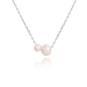 Détail d'un collier en chaîne d'argent avec deux perles d'eau douce rose pâle éclatantes