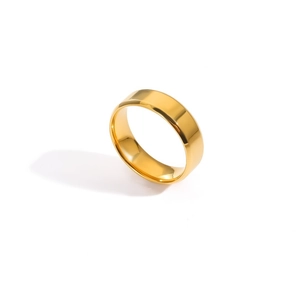 Dettaglio anello minimalista in acciaio inossidabile placcato oro con finitura lucida
