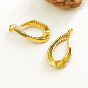 Boucles d'oreilles irrégulières en goutte creuse dorée en acier poli pour femme