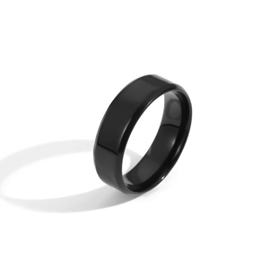 Vista macro di un anello minimalista in acciaio inossidabile nero con finitura a specchio