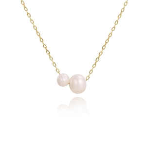 Collier en chaîne dorée minimaliste avec deux perles d'eau douce blanches sur fond blanc