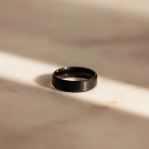 Anello da uomo in acciaio inossidabile nero spazzolato con bordi smussati lucidi