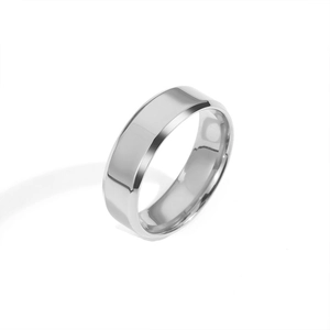 Dettaglio dell'anello in acciaio inossidabile argento lucido con finitura industriale