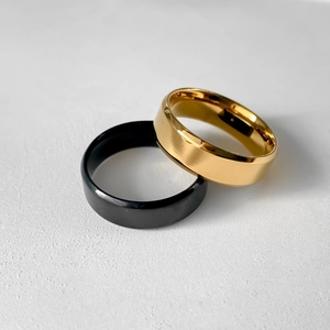 Vista macro di anelli minimalisti in acciaio inossidabile lucidato nero e oro