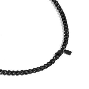 Dettaglio della collana a catena barbazzale in acciaio inossidabile nero con chiusura a moschettone