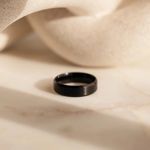 Dettaglio dell'anello in acciaio inossidabile nero opaco con piano piatto e bordi smussati
