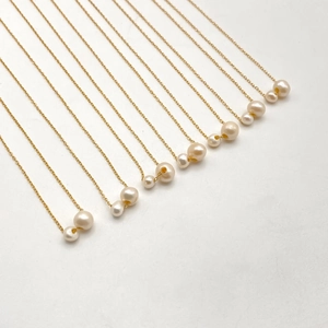 Collier minimaliste en perles d'eau douce avec chaîne dorée et pendentifs doubles