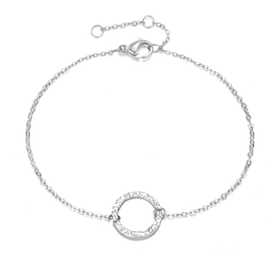 Détail du bracelet chaîne argentée avec breloque cercle martelé et fermoir mousqueton