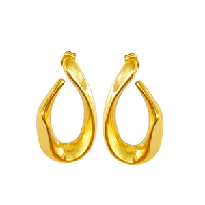 Détail de boucles d'oreilles dorées en forme de gouttes d'eau creuses et irrégulières