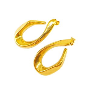 Vue macro des boucles d'oreilles créoles dorées irrégulières en forme de U poli brillant