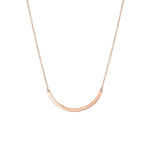 Collana minimalista in acciaio inossidabile oro rosa con pendente curvo su sfondo bianco
