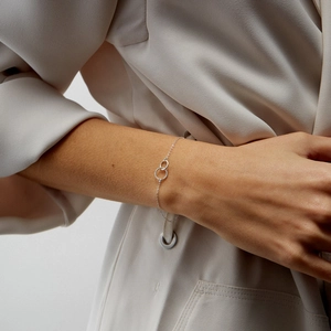 Detailed view of interconnected double rings on a 316L stainless steel bracelet
