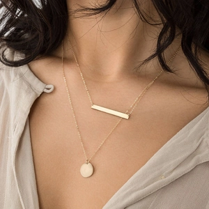 Collana doppia a strati dorata minimalista con pendente a barra e disco rotondo lucido