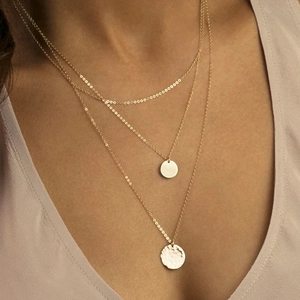 Three-layer gold-plated stainless steel necklace with hammered round disc pendants