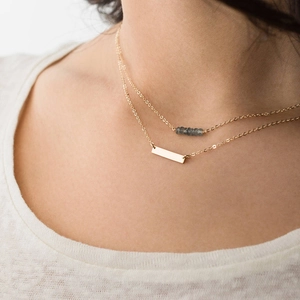 Élégant collier double épaisseur en or 14K avec perles bleues et pendentif barre rectangle