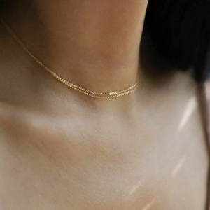 Collana a doppia catena dorata minimalista da donna con design a strati elegante