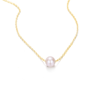 Collier en chaîne dorée élégant avec une perle ronde lavande au lustre éclatant
