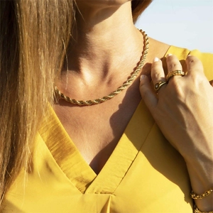 Détail d'un ensemble de collier en maille torsadée plaqué or 14 carats sur un mannequin