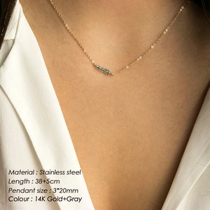 Collier minimaliste en acier inoxydable plaqué or 14K avec cinq perles grises