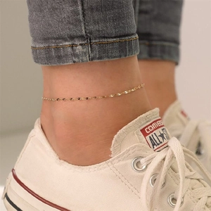 Minimalistische vergoldete Edelstahl Fußkette für Damen im lässigen Alltagslook