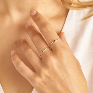 Details minimalistischer Gold- und Silberringe mit Granat- und Amethyst-Edelsteinen
