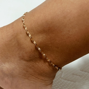 Detailansicht einer vergoldeten Edelstahl-Fußkette mit feinen blattförmigen Gliederketten