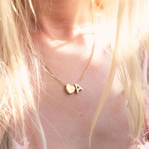 Collier en acier inoxydable doré avec pendentif cœur et lettre A sur chaîne fine