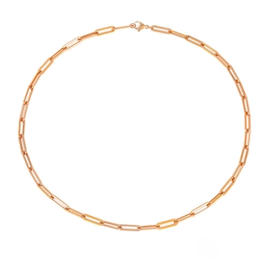 Gros plan d'un collier chaîne trombone en or rose avec un fermoir mousqueton sur fond blanc