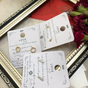 Gros plan de boucles d'oreilles cœur en or et argent sur une carte décorative