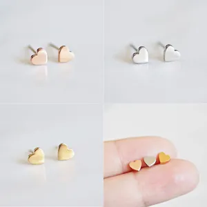 Comparaison détaillée des boucles d'oreilles cœur en or, argent et or rose poli