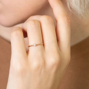 Minimalistischer Ring aus roségoldenem Edelstahl mit einzelnem runden Zirkonia