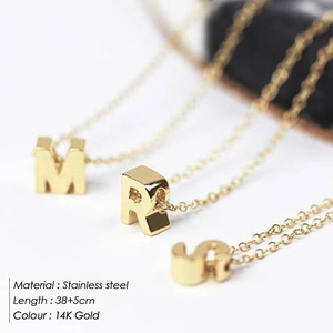 Vue macro de colliers avec pendentifs cœur en acier inoxydable doré 14K réglables