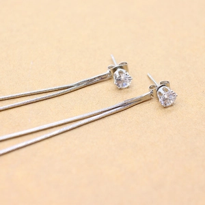 Détail macro de boucles d'oreilles à pampilles en argent avec oxydes de zirconium brillants