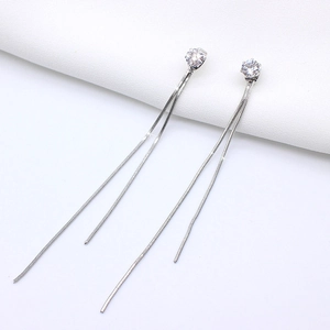 Gros plan de boucles d'oreilles à pampilles en argent avec zircone ronde brillante