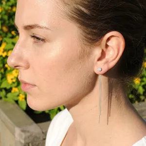 Boucles d'oreilles à pampilles en acier inoxydable avec cristal portées par mannequin