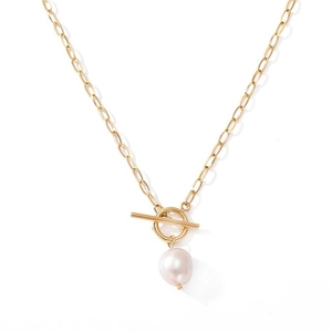 Dettaglio della collana a catena gold paperclip con perla bianca e chiusura a T