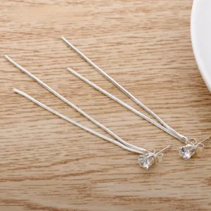 Vue détaillée de boucles d'oreilles à pampilles en argent avec clou en zircone rond