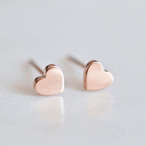 Boucles d'oreilles cœur polies en finition or rose pour un look tendance minimaliste