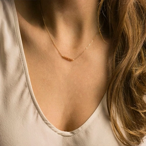 Collier minimaliste à barre perlée dorée pour femmes avec chaîne fine en acier