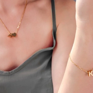 Parure collier avec pendentif cœur lettre A et bracelet lettre K en or poli