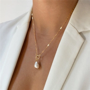 Elegante collana in acciaio inossidabile dorato con perla barocca e chiusura a T