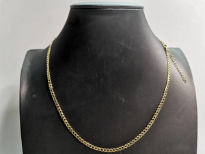 Exquisite goldene Edelstahl-Panzerkette für Damen auf schwarzem Halsmodell präsentiert