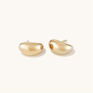 Élégantes boucles d'oreilles haricots plaquées or avec une finition miroir polie