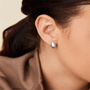 Boucles d'oreilles minimalistes argentées en forme de goutte avec finition miroir polie