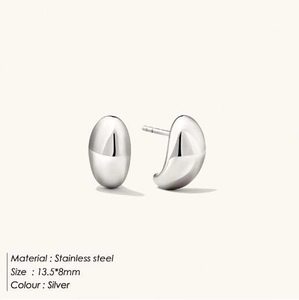 Vue macro de boucles d'oreilles goutte organiques en acier inoxydable argent poli