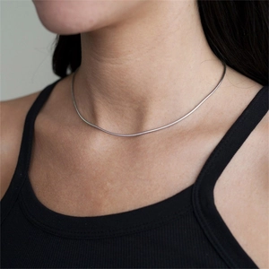 Minimalistische silberne Schlangenkette aus Edelstahl für Damen am Hals getragen