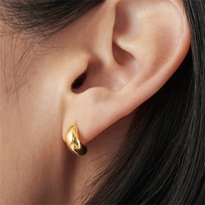 Boucles d'oreilles dorées bombées pour femmes en acier inoxydable poli brillant