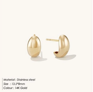 Vue détaillée des boucles d'oreilles en acier inoxydable doré 14K avec finition miroir lisse